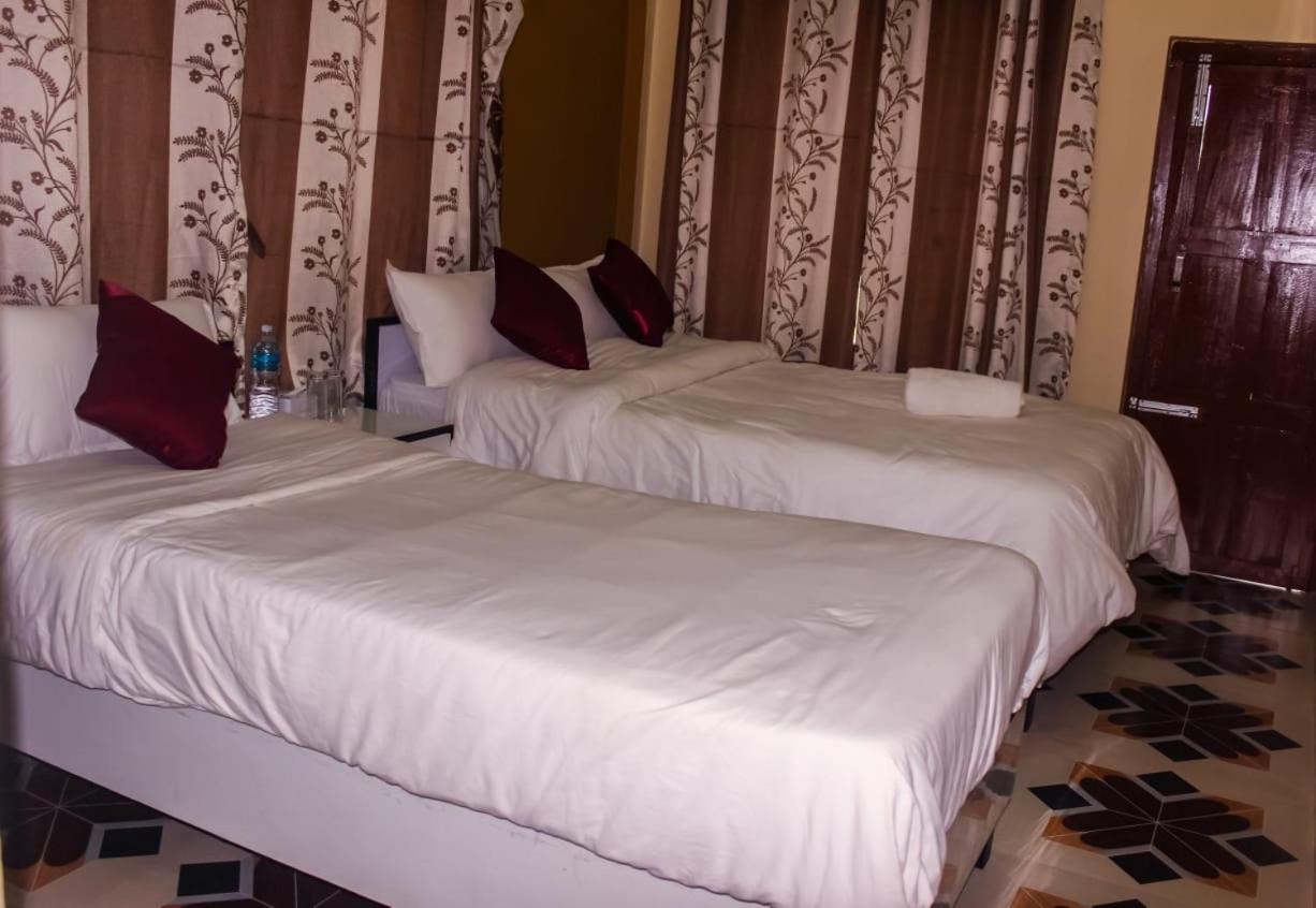Hotel Flycatcher Chitwan- A Jungle Safari Home 索拉哈 外观 照片