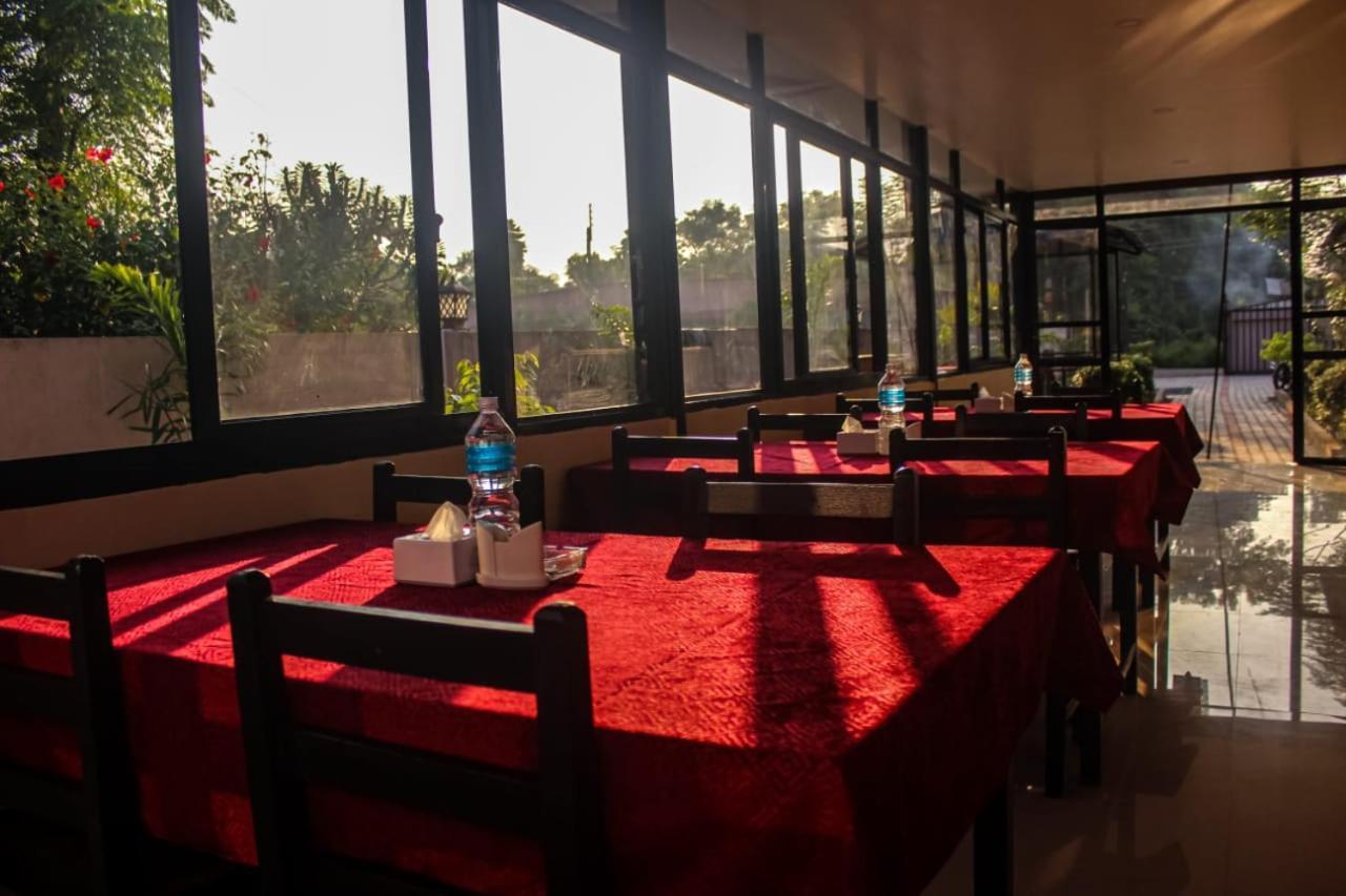 Hotel Flycatcher Chitwan- A Jungle Safari Home 索拉哈 外观 照片