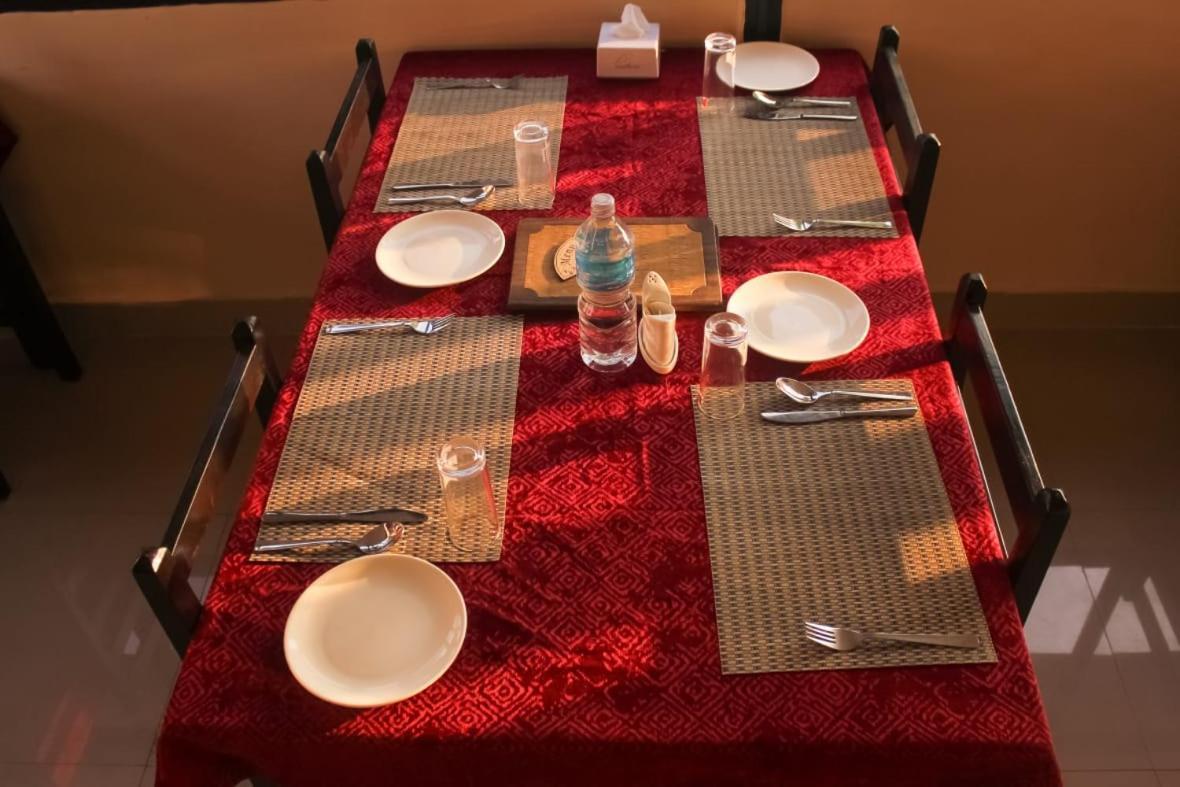 Hotel Flycatcher Chitwan- A Jungle Safari Home 索拉哈 外观 照片