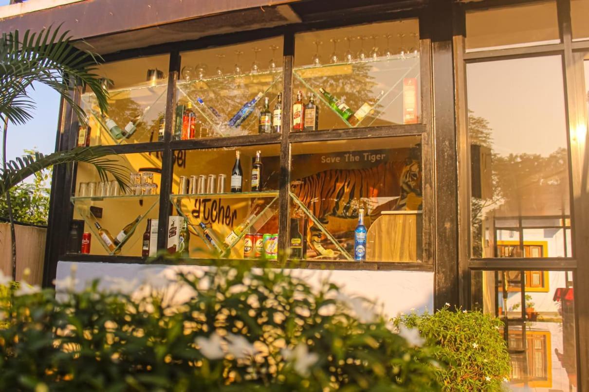 Hotel Flycatcher Chitwan- A Jungle Safari Home 索拉哈 外观 照片