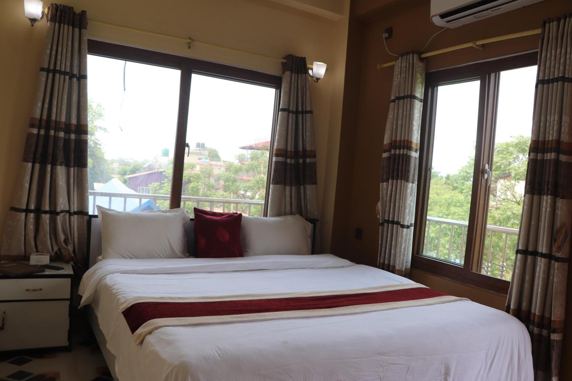 Hotel Flycatcher Chitwan- A Jungle Safari Home 索拉哈 外观 照片