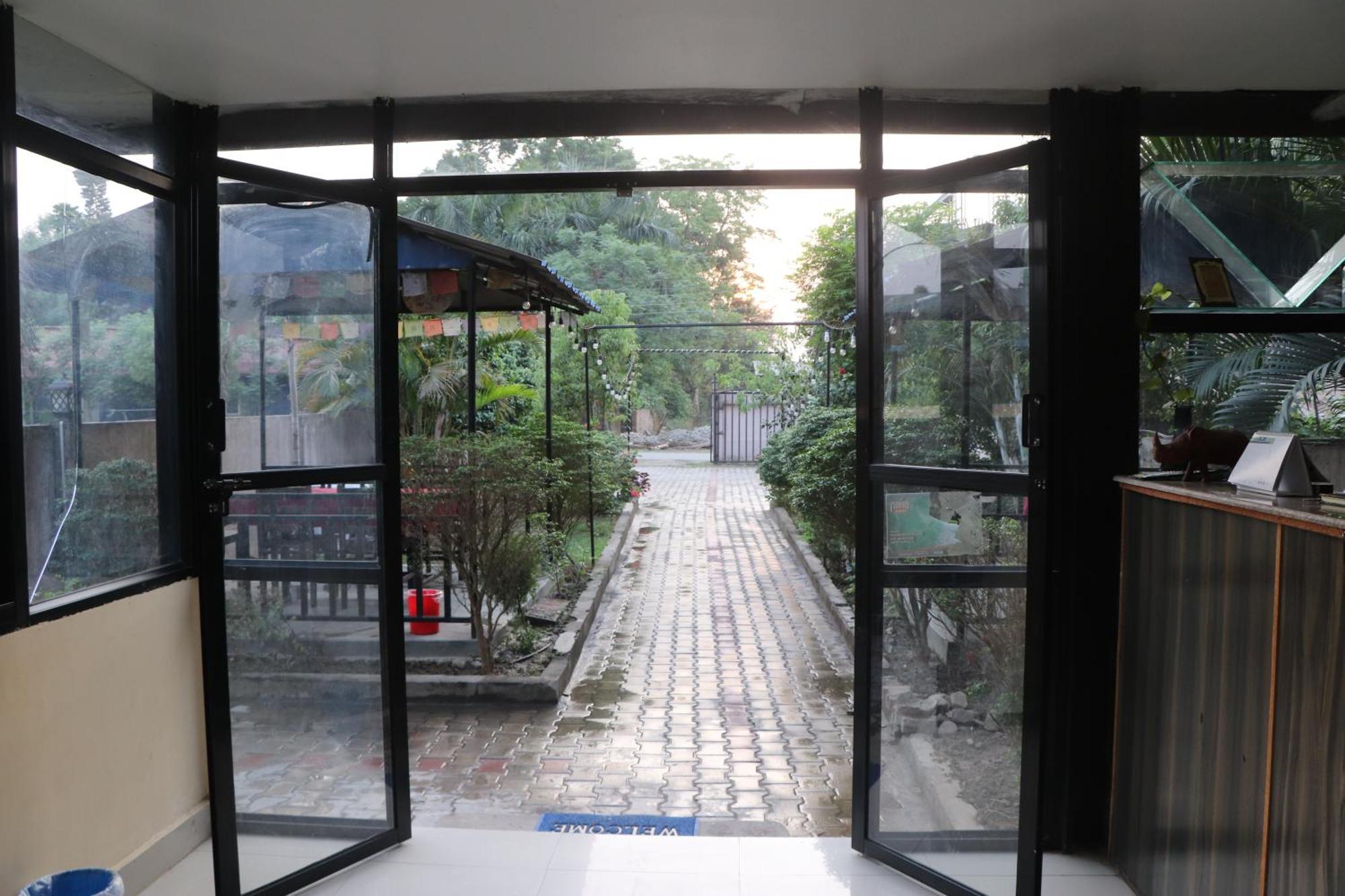 Hotel Flycatcher Chitwan- A Jungle Safari Home 索拉哈 外观 照片