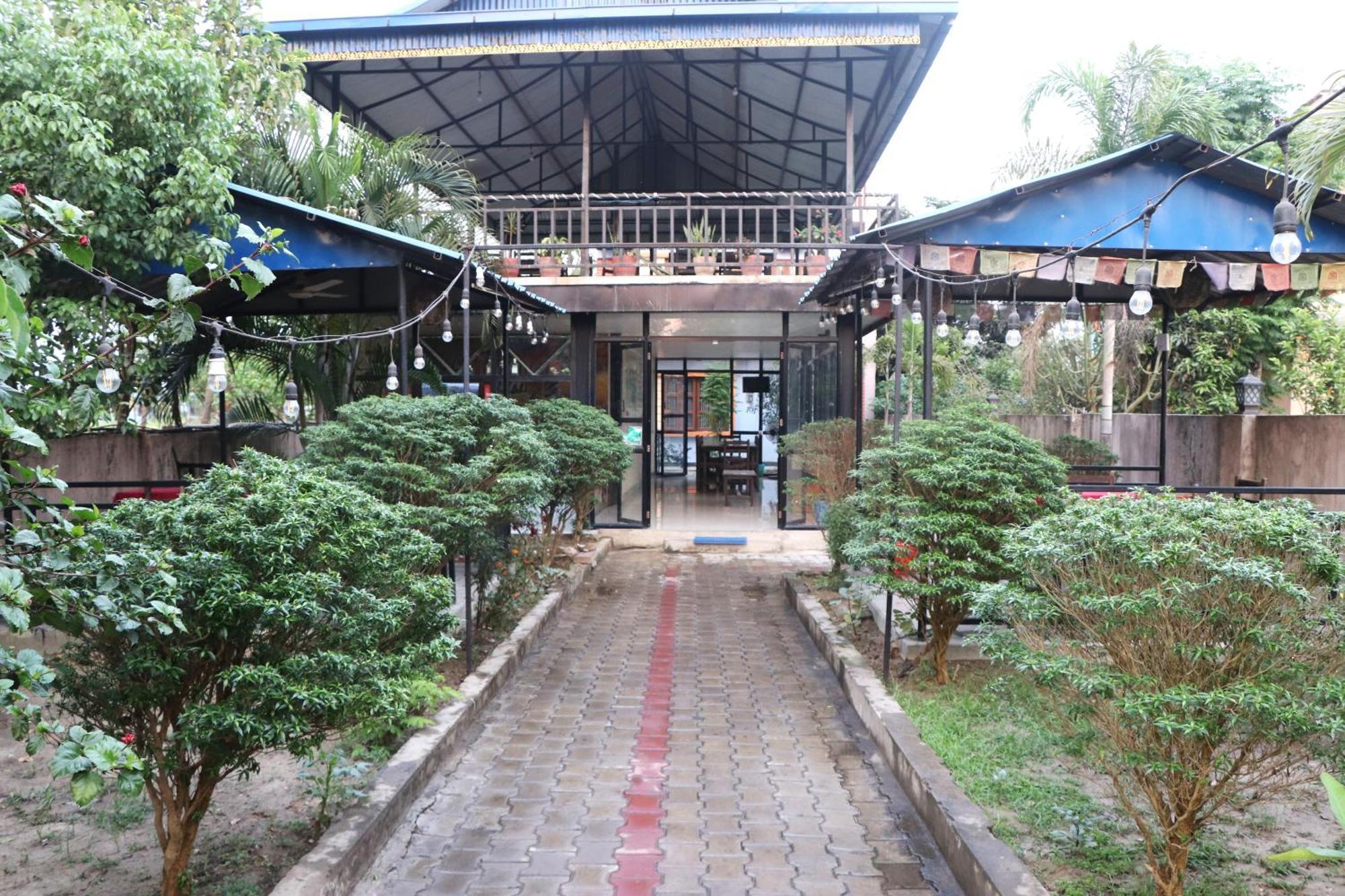 Hotel Flycatcher Chitwan- A Jungle Safari Home 索拉哈 外观 照片