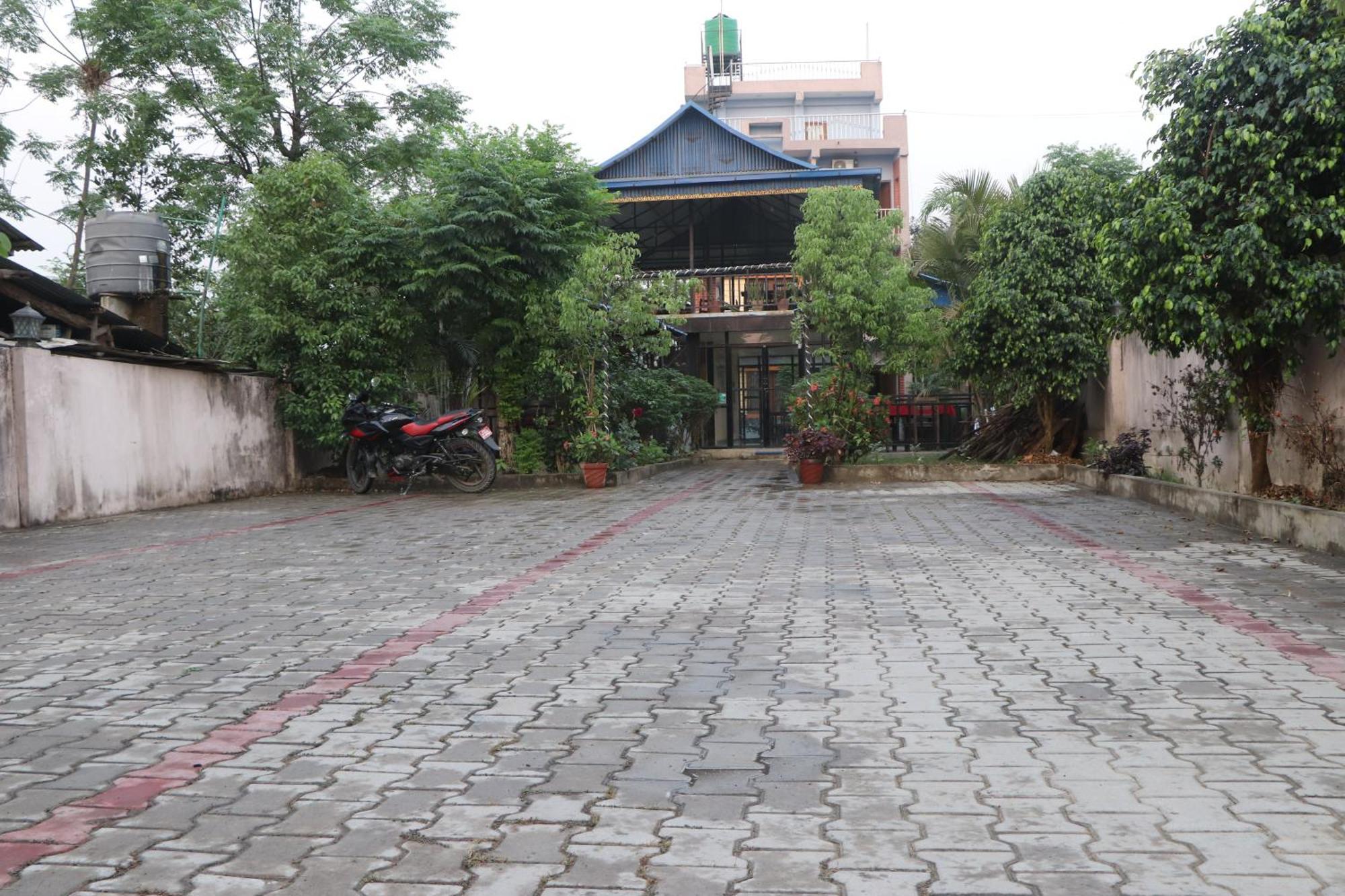 Hotel Flycatcher Chitwan- A Jungle Safari Home 索拉哈 外观 照片