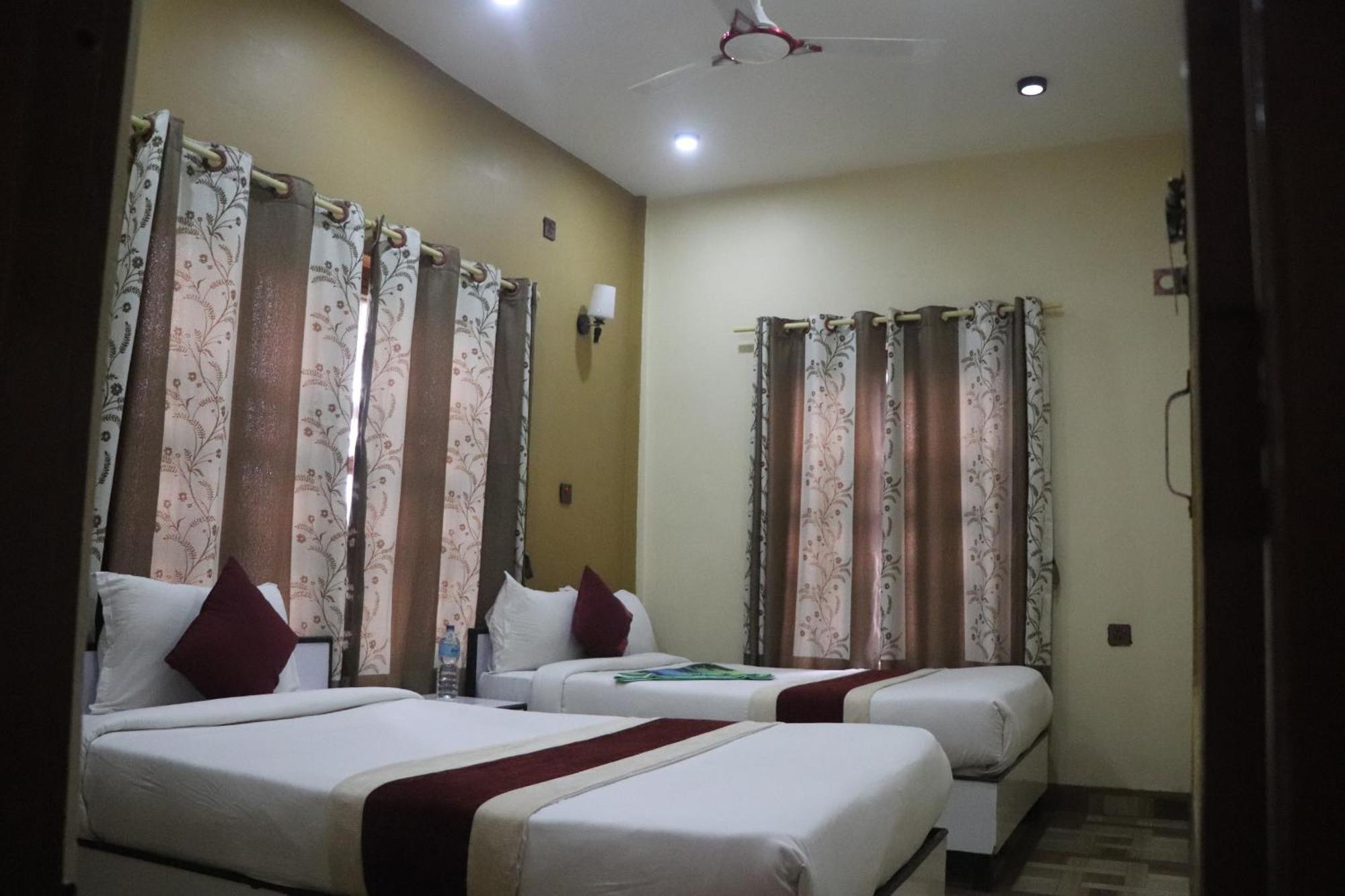 Hotel Flycatcher Chitwan- A Jungle Safari Home 索拉哈 外观 照片