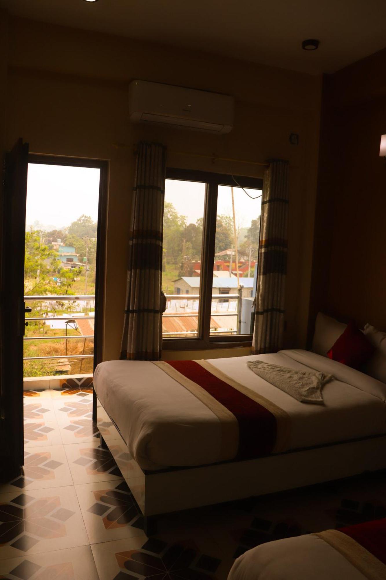 Hotel Flycatcher Chitwan- A Jungle Safari Home 索拉哈 外观 照片