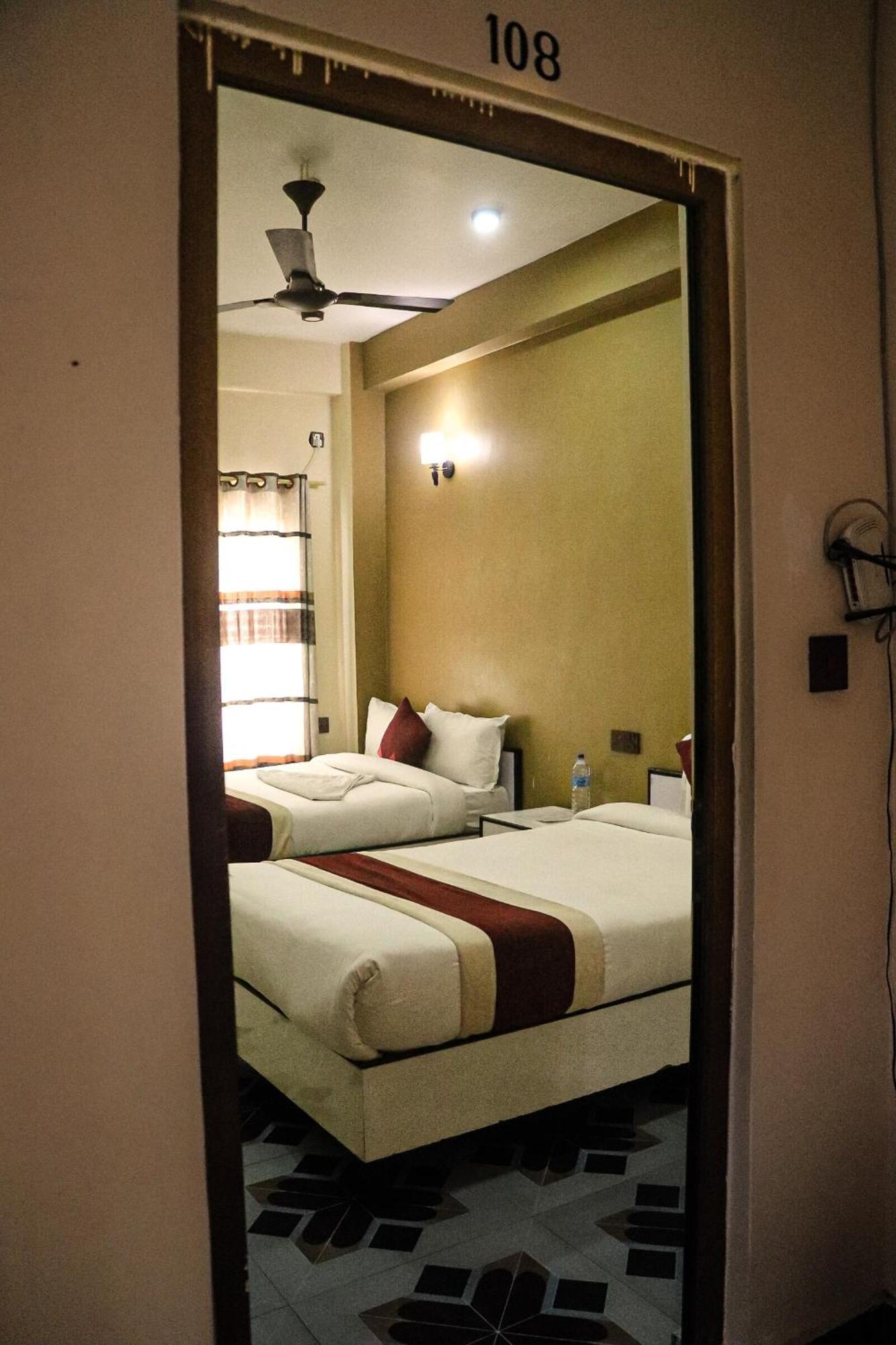 Hotel Flycatcher Chitwan- A Jungle Safari Home 索拉哈 外观 照片